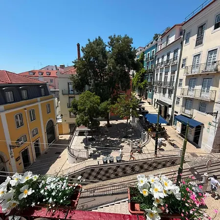 The Bica Tram Stop Апартаменти